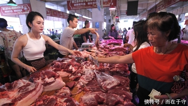  猪肉价格|买排骨时，选“肉多”还是“肉少”的好？老板娘无意透露了底