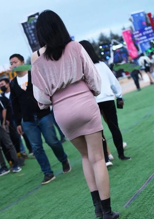 肩领 粉色丝绒上衣搭配包臀裙,性感个性,甜美可爱的粉色穿搭