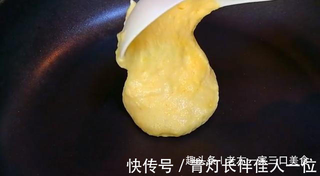 玉米面别煮粥了,不放一滴油不放一滴水,就做出蓬松的玉米饼