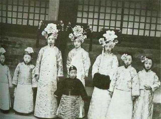 溥仪|只和溥仪相处5年,却让溥仪爱了一生的女子,死后两人合葬