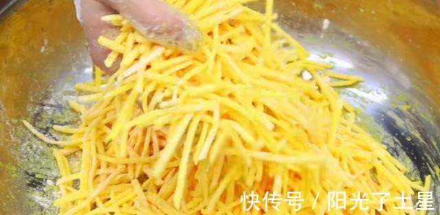 干煸土豆丝的家常做法，干香酥脆，麻辣可口，全家都爱吃！