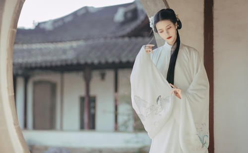  楚楚动人|有一种汉服叫“白月光裙”，仙气又温柔，自带“楚楚动人”滤镜