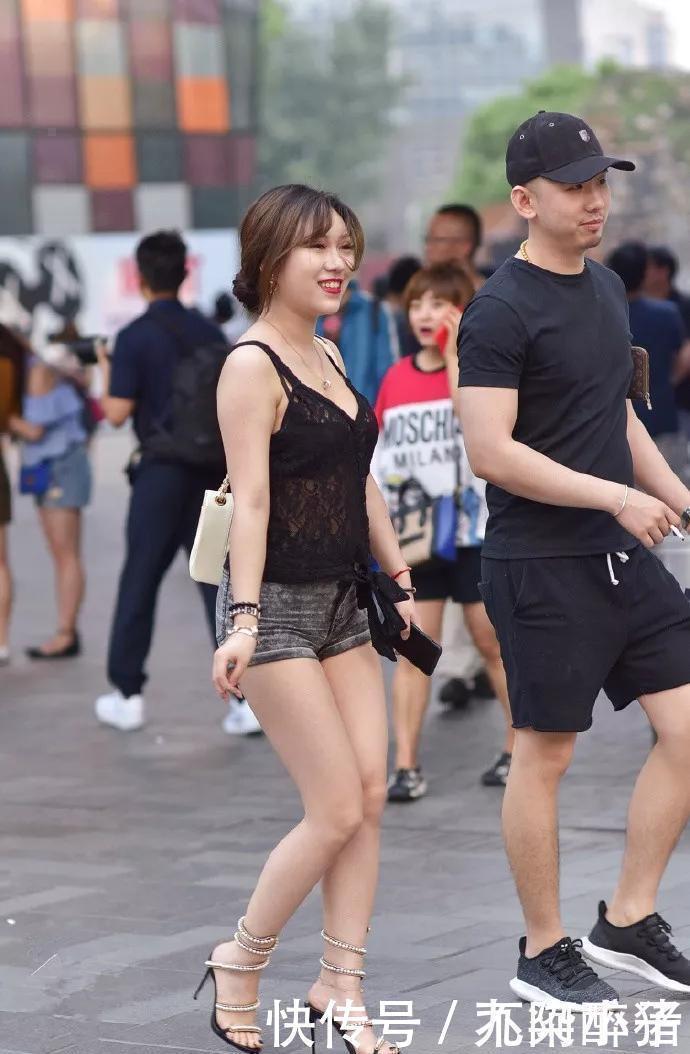 裙子|小姐姐一件黑色吊衫带配上黄色裙子,美感十足