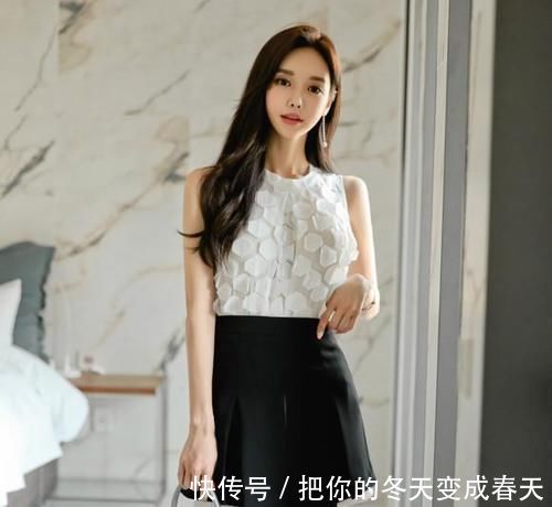穿搭|美女穿搭：白色无袖蕾丝上衣，精美图案，公主范十足啊