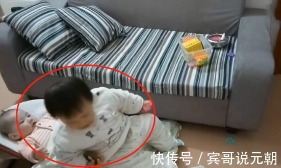 讨厌|妈妈刚走开,2岁姐姐就对刚出生弟弟“下狠手”,女儿:我讨厌他