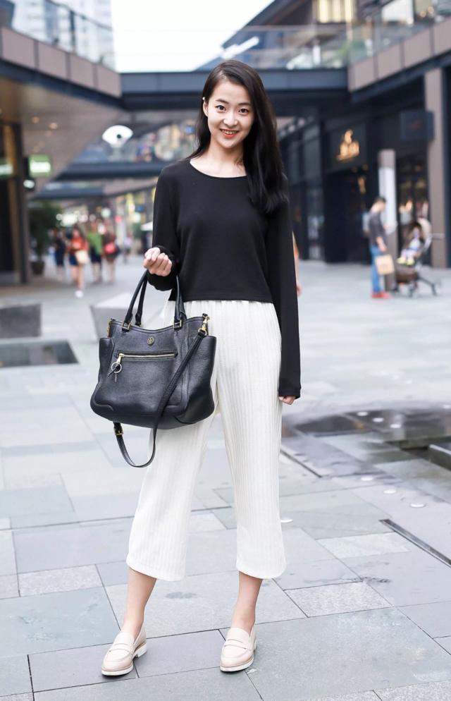 街拍简单大方穿搭的小姐姐,眉眼带笑,女人味十足