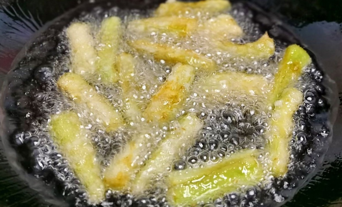 糖醋茄子好吃，2次放醋是关键，出锅喷儿香，真解馋