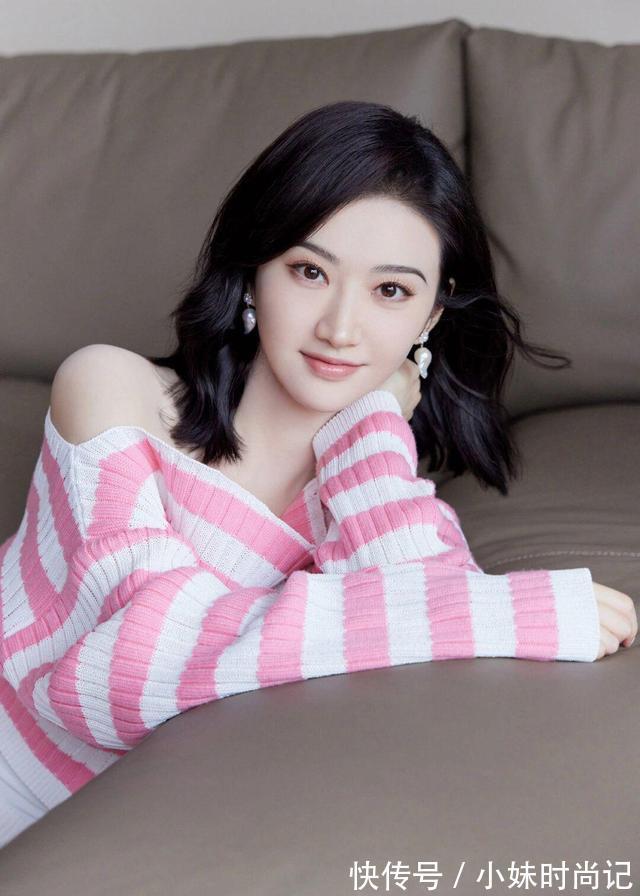 毛衣|粉色毛衣搭配短裙美女,颜色艳丽,给人眼前一亮的感觉