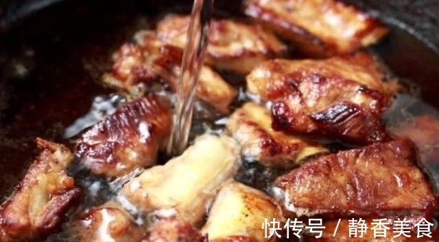 红烧排骨年糕做法，炒糖色有窍门，色泽诱人超入味