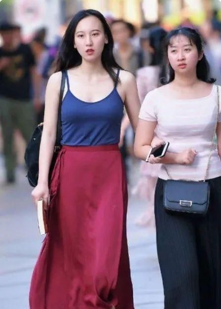 小姐姐|小姐姐身穿复古长裙搭蓝灰色吊带, 展现出了一种不一样的美