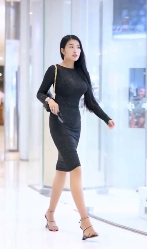 黑裙 小姐姐穿上黑裙显瘦，又凸显气质，展现时尚魅力！