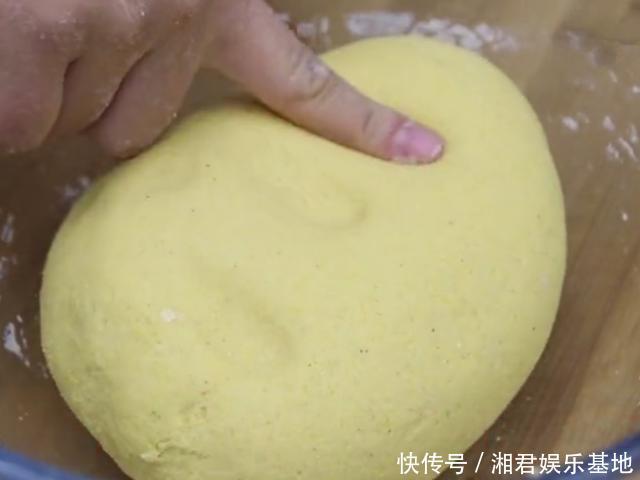 分钟|玉米面这样做好看又好吃,开水一烫,10分钟一锅,营养又解馋