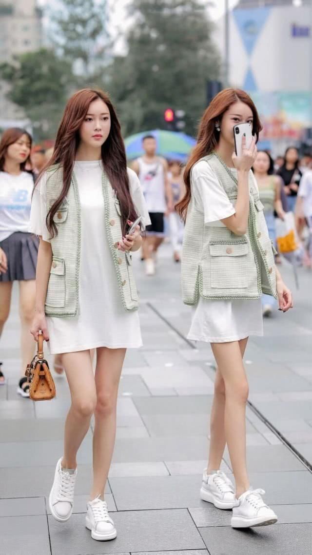 简洁帅气的裙装搭配清新靓丽，在举手投足间展现时尚的美感