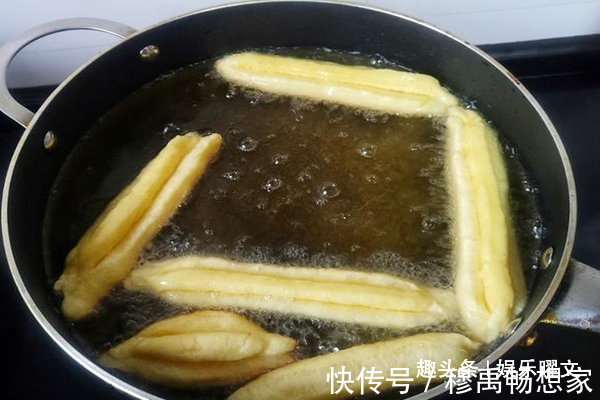 自己做的油条加酵母是大忌，教你一点，油条蓬松又好吃