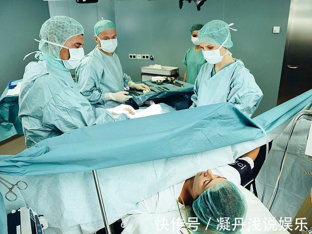 医生|产妇生下双胞胎后肚子还在“动”,医生检查后发现惊喜,家人头疼