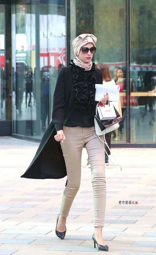 街拍：美女，用尖头细高跟添彩春装