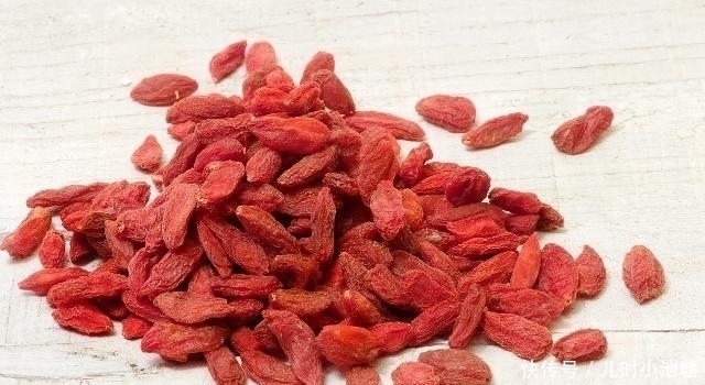 食用枸杞|女人想要推迟衰老，常吃4样零食，保养卵巢，助你更显年轻！