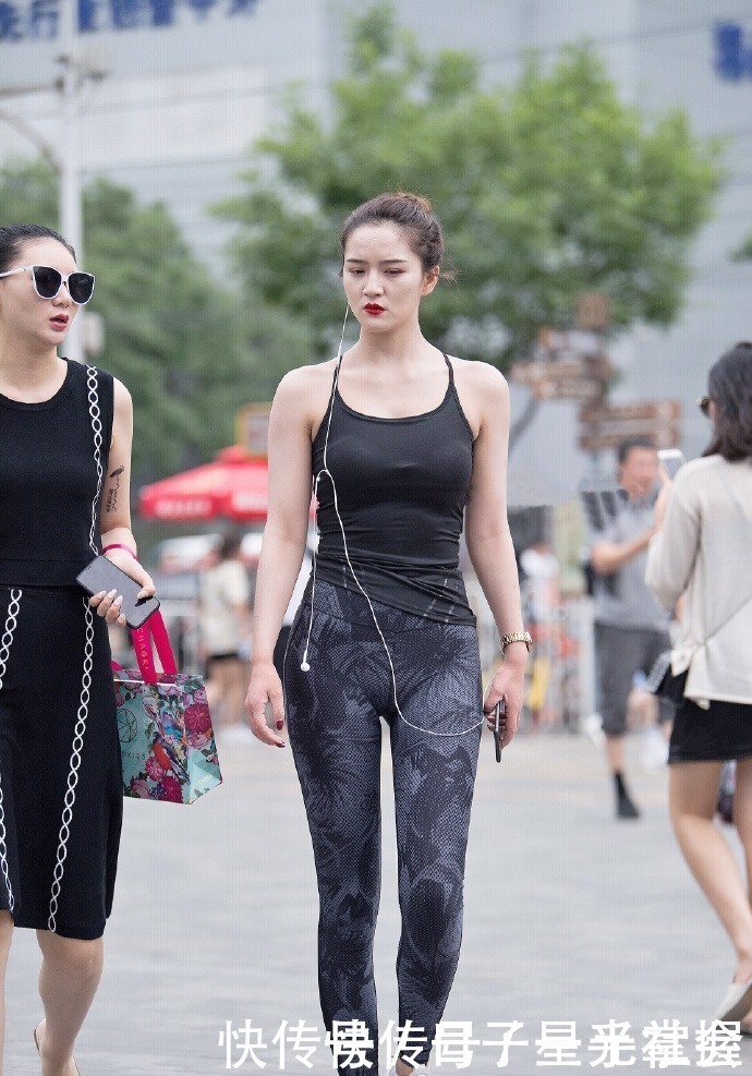 街头|谁说“健美裤”不能穿上街头事实证明真的好看啊