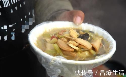 集市|农村人邻省偷学大锅菜,真材实料香喷喷,10元一碗管吃饱