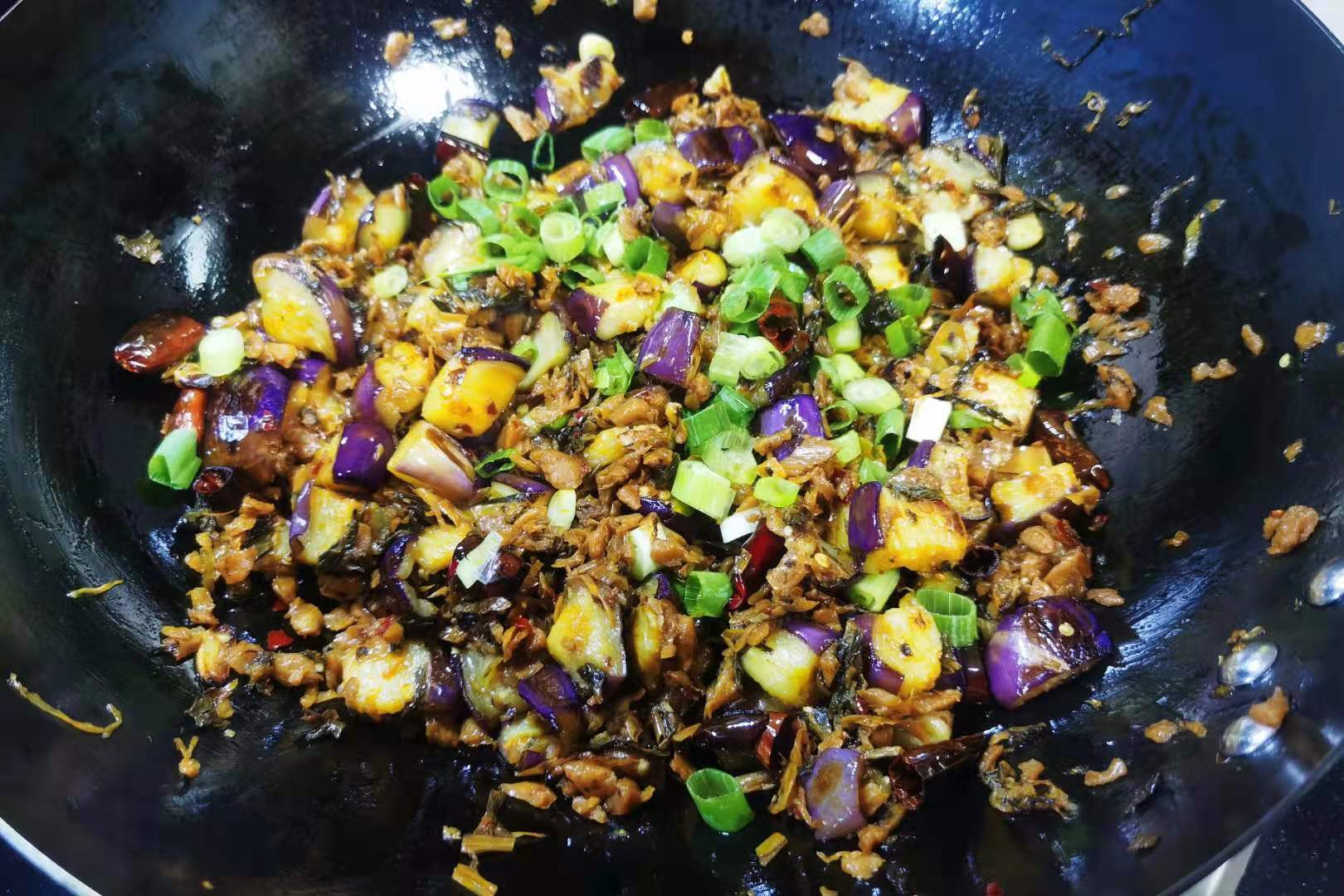 夏季,茄子炒外婆菜,我家一周做2一次,咸香入味,开胃下饭