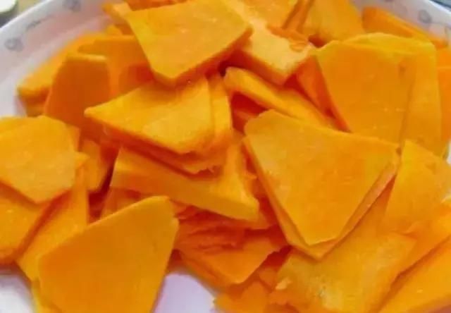 南瓜新做法,不做南瓜饼,不做南瓜馒头,越吃越想吃,做法超简单