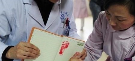 脚印|新生儿出生后,为什么要留脚印?父母别疑心,主要为了三个用处!