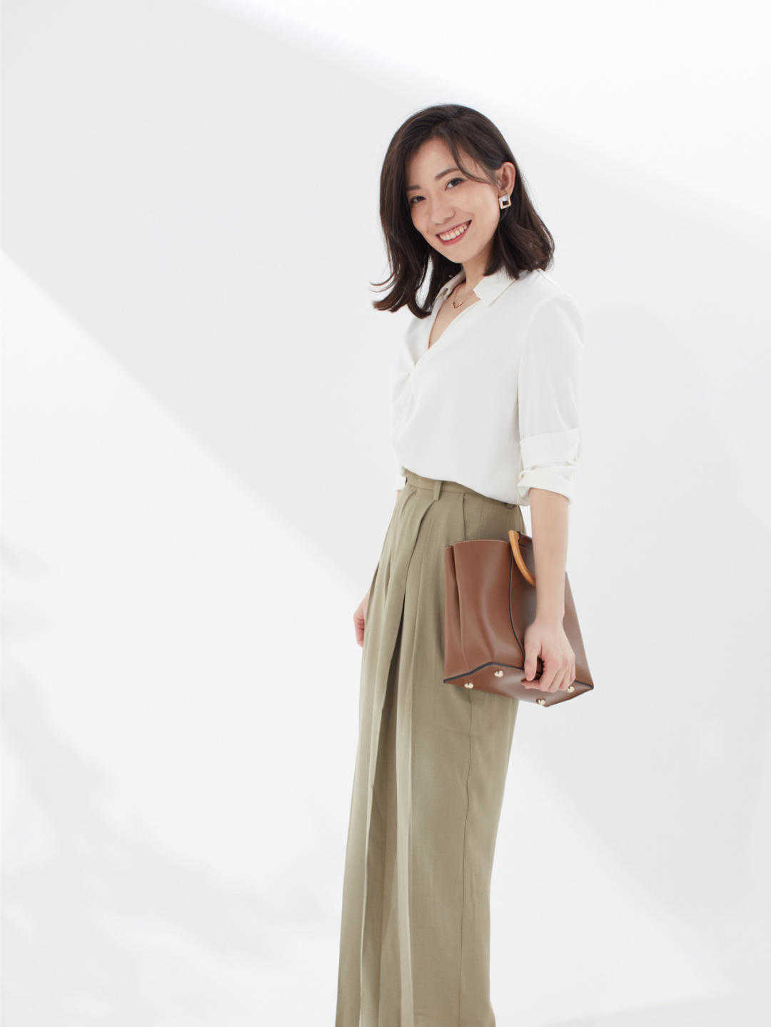 夏季|夏季阔腿裤要这样穿,搭配上白色衬衫,广告显得清爽,显瘦又舒适