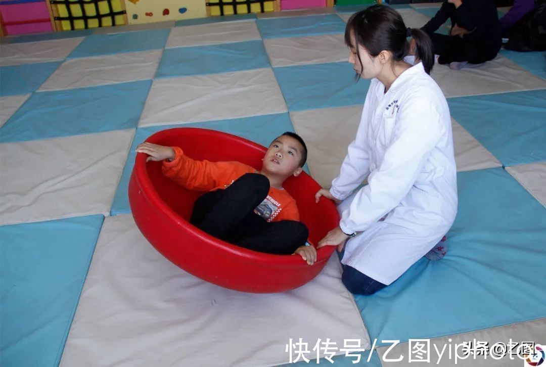 治疗|双胞胎同患脑瘫,奶奶患病后拒绝治疗,弥留之际叮嘱儿子救孩子