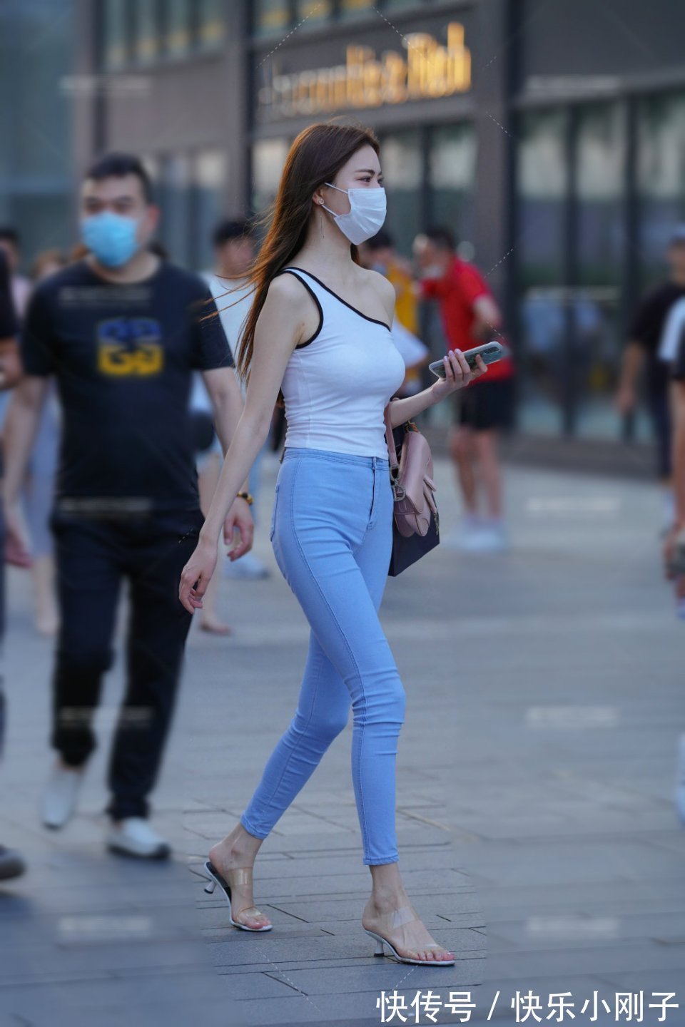 牛仔衣 吊带背心干净利落，搭配简单的牛仔裤，展现出时尚优雅的气质