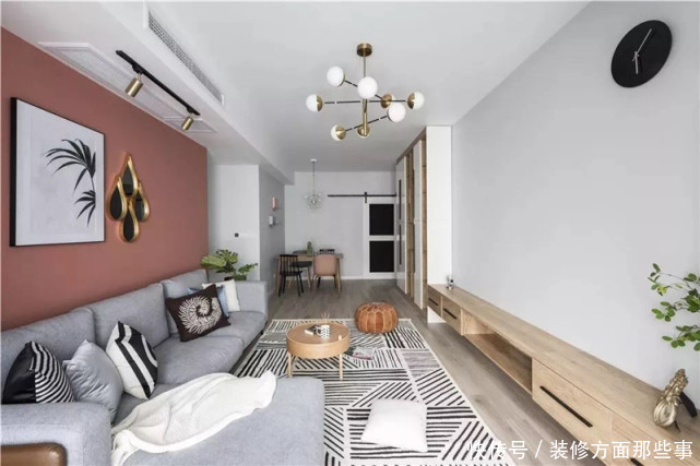 北欧风|76平北欧风小三居,温暖又恬静的珊瑚色沙发背景墙是客厅亮点
