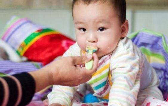 孩子|8个月孩子肠坏死，原因竟是吃错辅食，这3种食物尽量别给娃吃