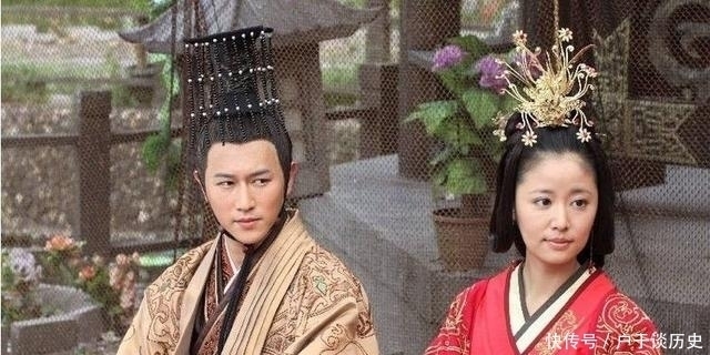 装作|下人勾搭婢女,主人装作不知甚至还撮合两人,不想因此捡回一条命