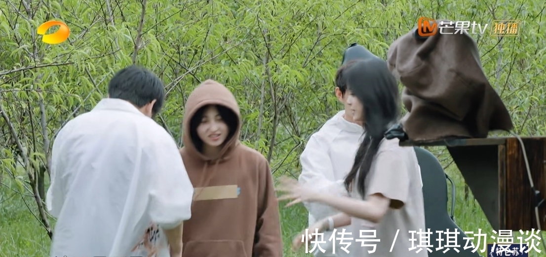 双标|《向往5》刚收官,欧阳娜娜张子枫合体上热搜遭喷,网友双标了!