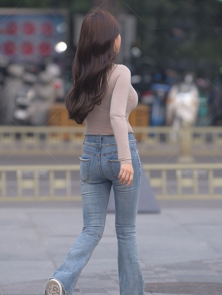 小姐姐 打底衫是女生初秋必搭的款,配牛仔喇叭裤,简约修身又美丽洋气
