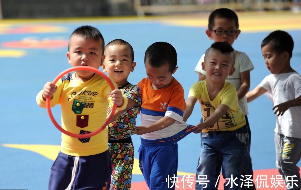 孩子|5岁女儿幼儿园哭闹，爸爸心疼折返，看到监控爸爸冲上去怒揍老师