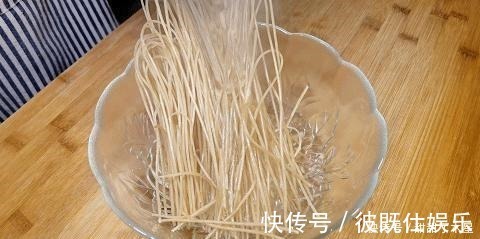 入味|才知道,包菜炒粉条要这样做,难怪以前老是粘锅,粉条不粘更入味