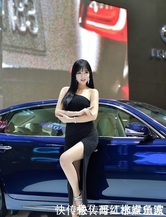 雪铁龙车模穿开叉长裙,展露性感美腿,尽显成熟女人气息