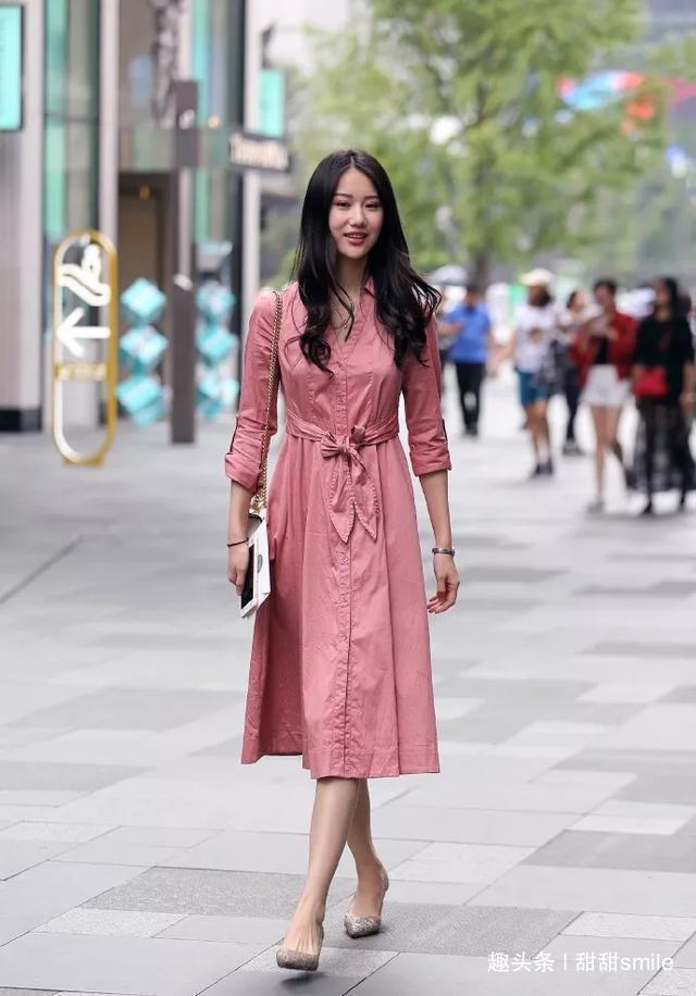 包臀裙 美女白色短裤搭配一双一字带的高跟凉鞋,充满着优雅又迷人的气息