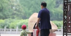 隔辈亲|婴儿躺在床上,爷爷和姥爷一动不动看半个小时,网友:画面静止了