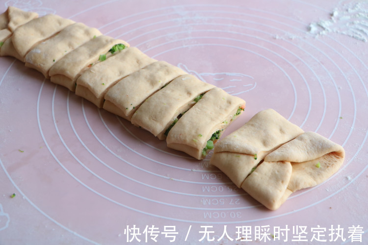 酥脆|冬天给女儿做了这早餐,松软酥脆,上桌就吃3个,隔三差五做一锅