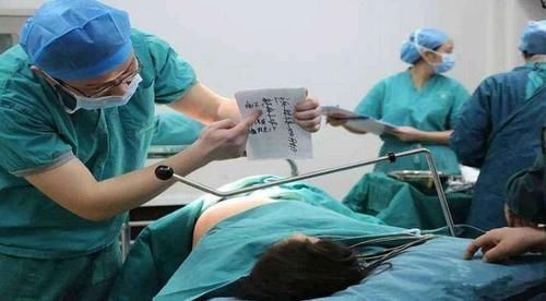 尊严|“脱裤子”都不算事?孕妈生娃后哭诉“没尊严”,戳中人心