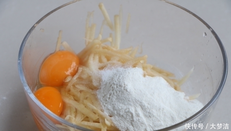 苹果加2个鸡蛋,8分钟做成早餐,又香又软,出锅馋到流口水,真香