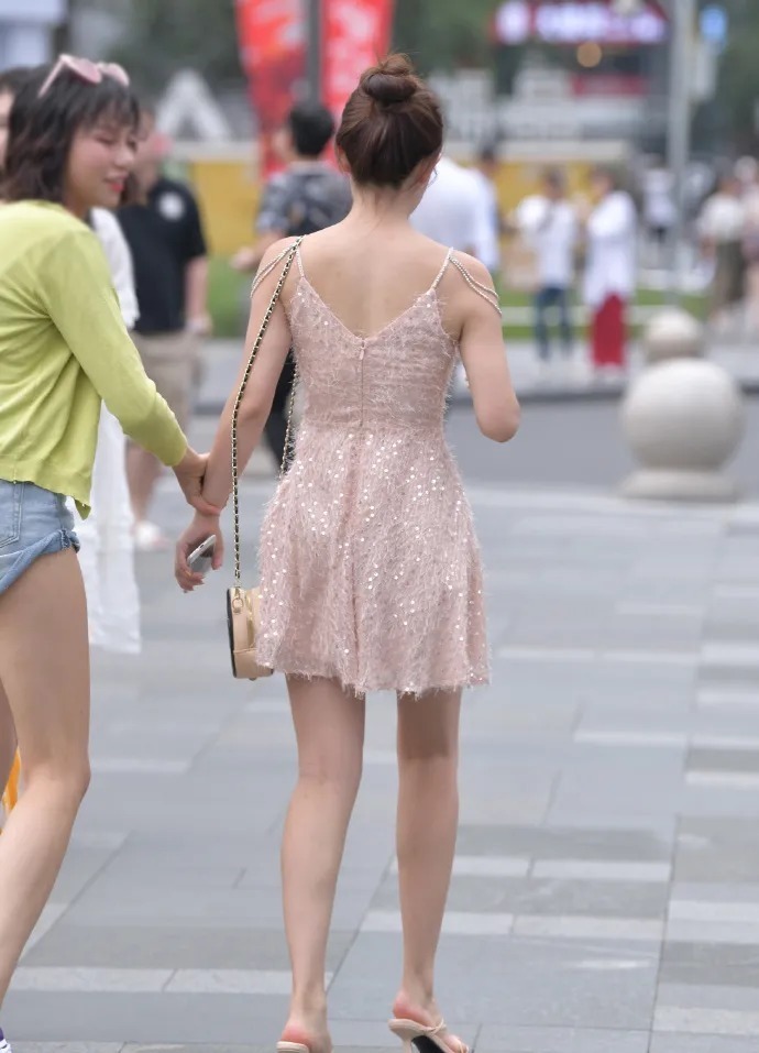 肤白|街拍时尚组图: 扎丸子头的女生, 肤白貌美气质佳