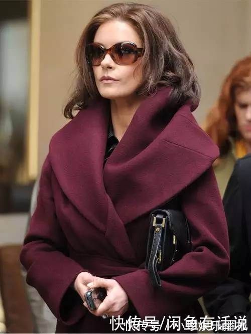 四五十岁女人,秋冬大衣别选这几种“姨妈色”,显俗气还掉档次