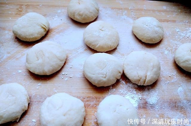 做春饼不用蒸锅，这样做一分钟一张，又薄又软，放三天也不硬