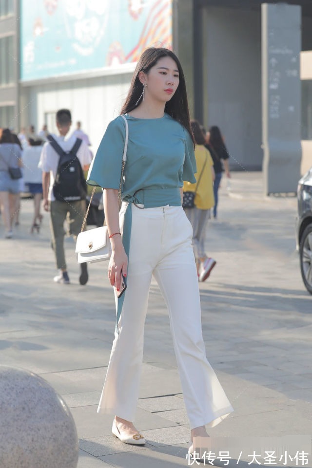 休闲裤|美女街拍:一身简单又好看的休闲裤穿搭,造型方面也因此显得亮眼了许多