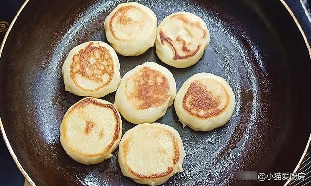 用山药制作的早餐饼,口感软绵,味道香甜,特别适合老人和孩子吃