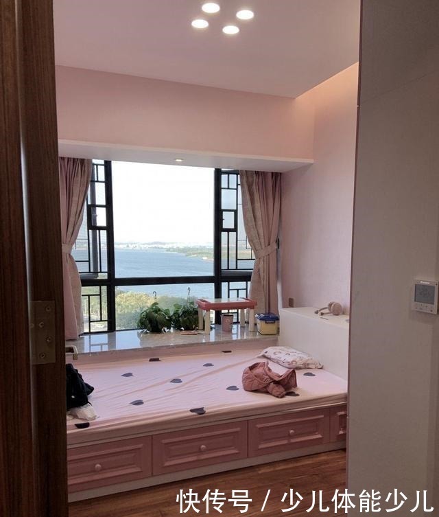 红木|土豪砸下千万,打造第一红木豪宅,一眼看过去都是人民币!