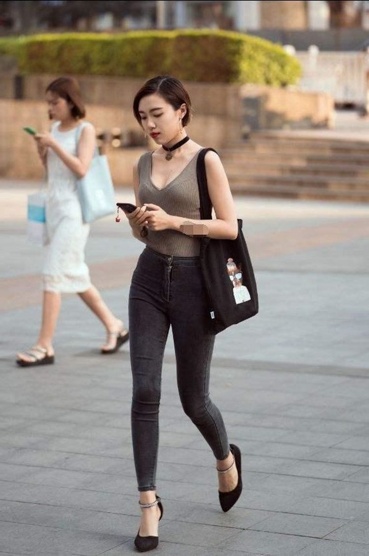 高跟鞋|街拍:美女茶色的吊带背心搭配皮裙,穿出高雅小性感
