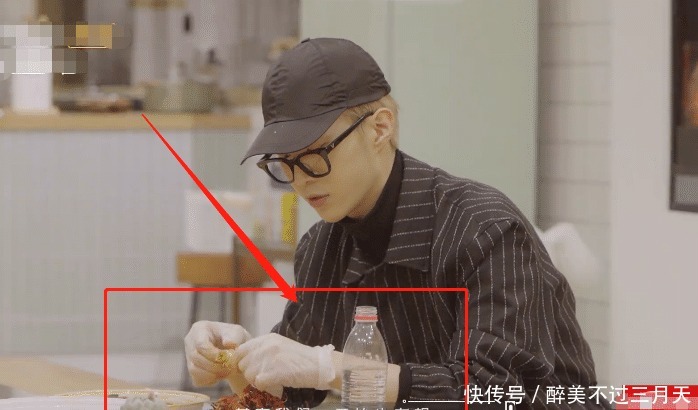 朋友请听好 范丞丞同易烊千玺吃虾,谁注意到虾壳放哪儿了素养是装不出的